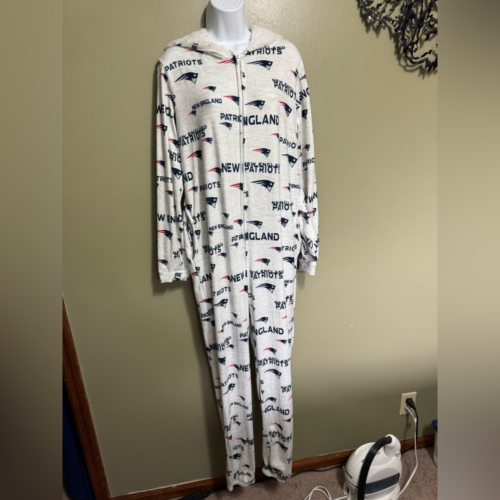 New England Patriots Docket Union Full-Zip Hooded‎ Pajama Suit. Size S